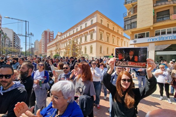 Las imágenes de la visita de Mazón a la Magdalena y la protesta ciudadana en la gaiata 6
