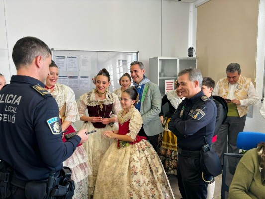 Las reinas de las fiestas visitan las instalaciones de la Policía Local y los Bomberos en Tetuán XIV