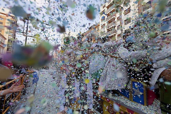 Multitudinario y participativo Coso Multicolor con 5.500 kilos de confeti