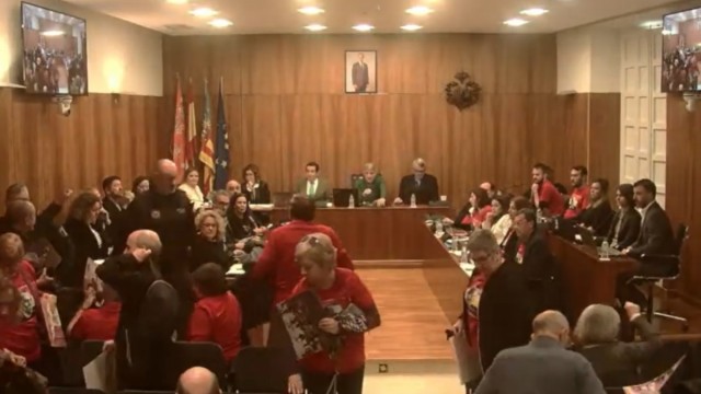 Expulsados del pleno de Orihuela tras protestar para que se repongan los vinilos de Miguel Hernández