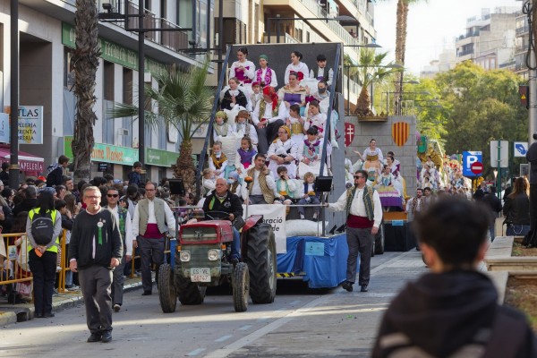 Los más pequeños tiñen las calles de Castelló con 5.500 kilos de confeti en el Coso Multicolor