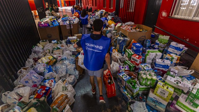 Miles de kilos de comida y productos básicos se agolpan en Mestalla y el Ciutat
