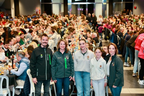 Un multitudinario 'sopar de colles' muestra de 'germanor' de la Magdalena