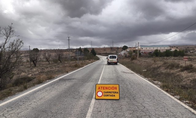 Cuatro carreteras autonómicas de Andalucía permanecen cortadas al tráfico por el paso de la Dana