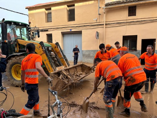  Maquinaria y personal de limpieza trabajan en el barrio de La Torre, Forn d'Alcedo y Castellar
