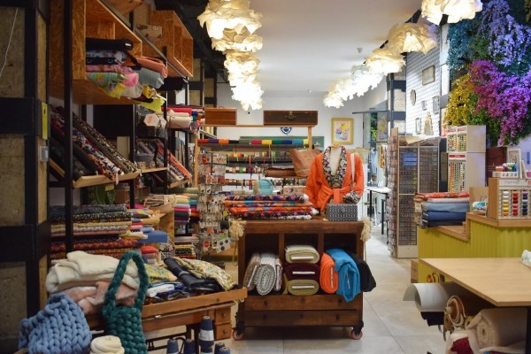 Los hobbies artesanales resurgen: el ganchillo, el bordado y la cerámica están de moda en Murcia 