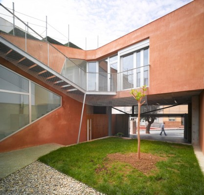 La vivienda de La Ñora que reinventa las casas de pueblo en las que todo cabe: desde un patio interior con taller a una piscina en la azotea