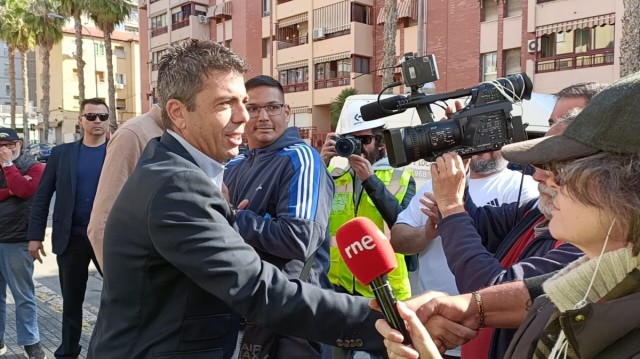Mazón, de las razones de su 'marcha' de la Magdalena a los vítores que recibe en Alicante
