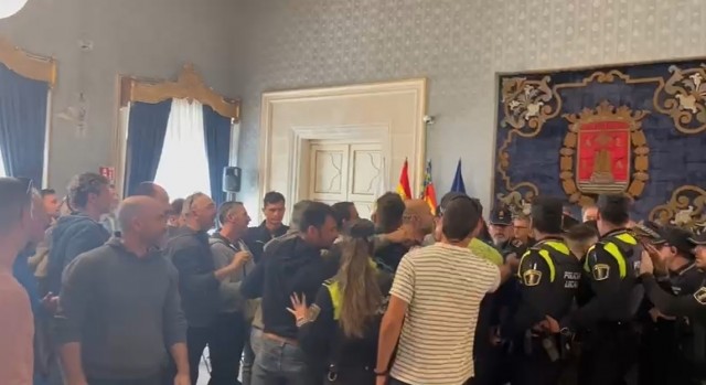 Alicante estudia abrir expedientes disciplinarios a los bomberos que protestaron en el pleno