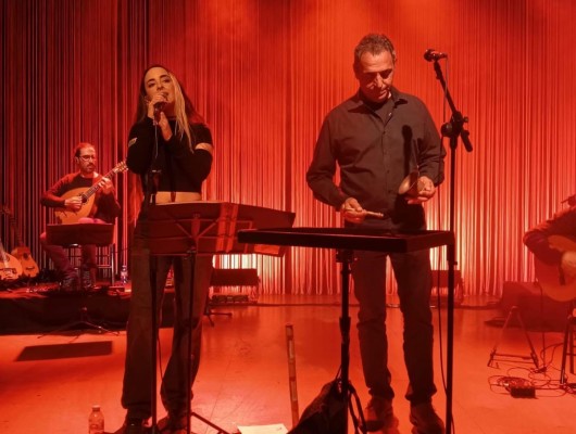 Pep Gimeno ‘Botifarra’ li canta a 'Les veus secretes' en el Teatre Principal