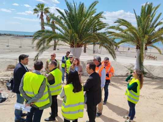 Alicante avanza en la regeneración de La Almadraba y habilita un acceso a la playa durante las obras