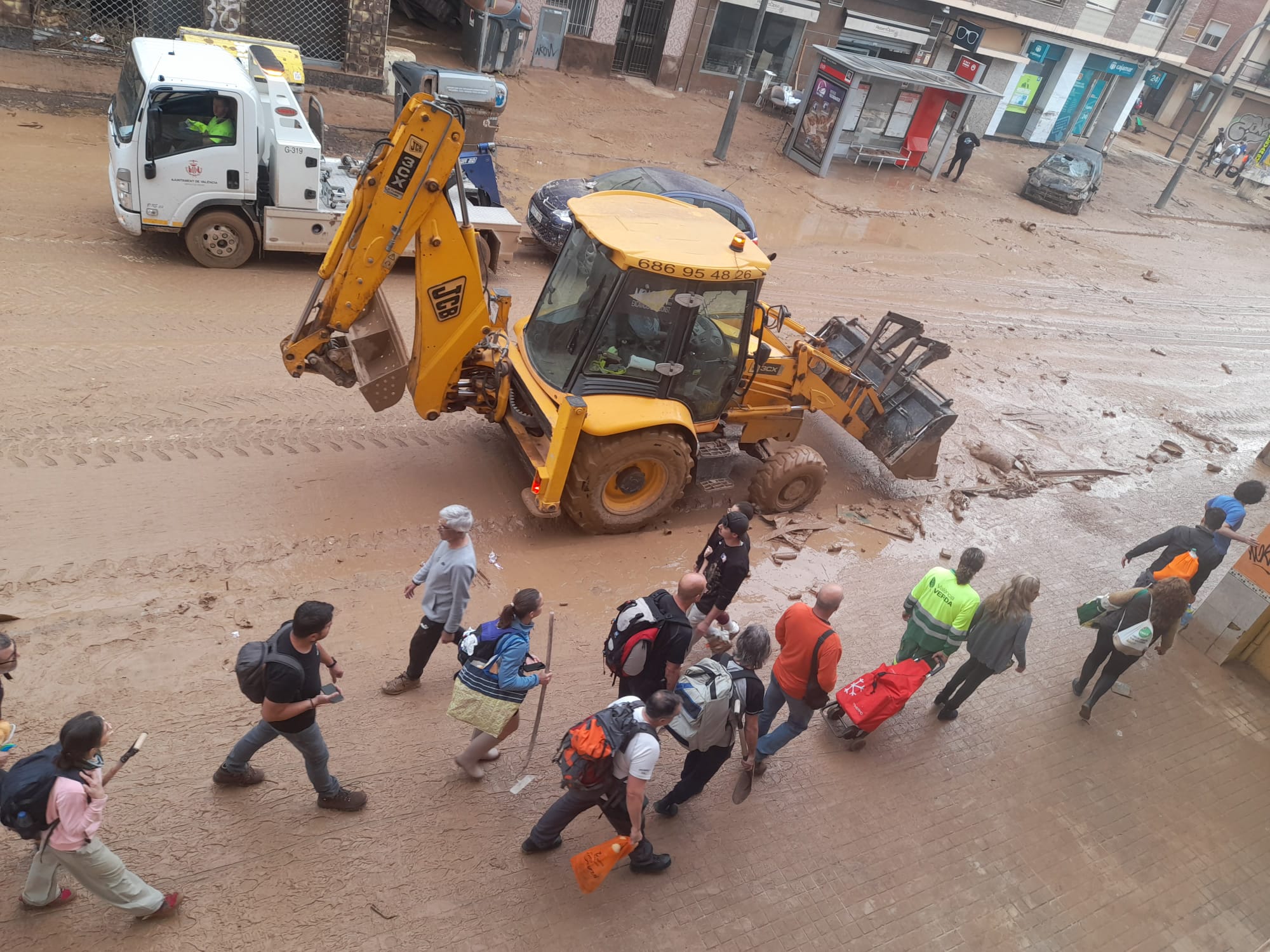La fraternidad y los gestos más humanos siguen aflorando tres días después de la Dana
