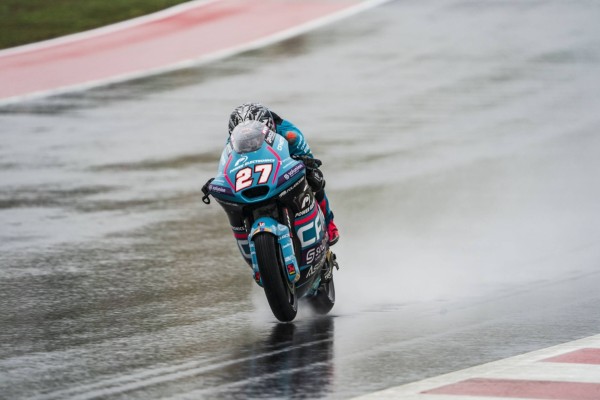Holgado baila bajo la lluvia de Austin