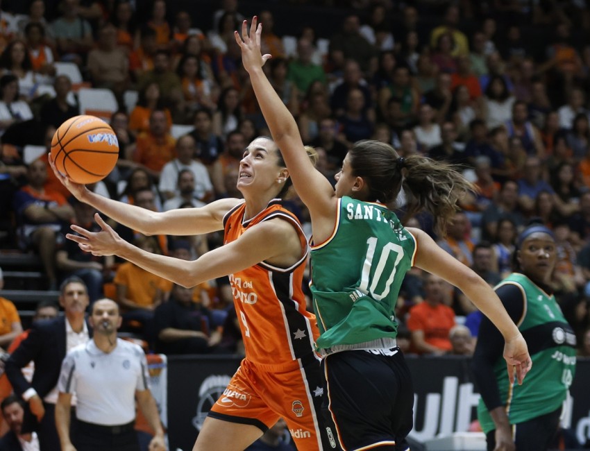 Queralt Casas durante el encuentro ante Joventut Badalona en la jornada 1. -  Foto: Miguel Ángel Polo.