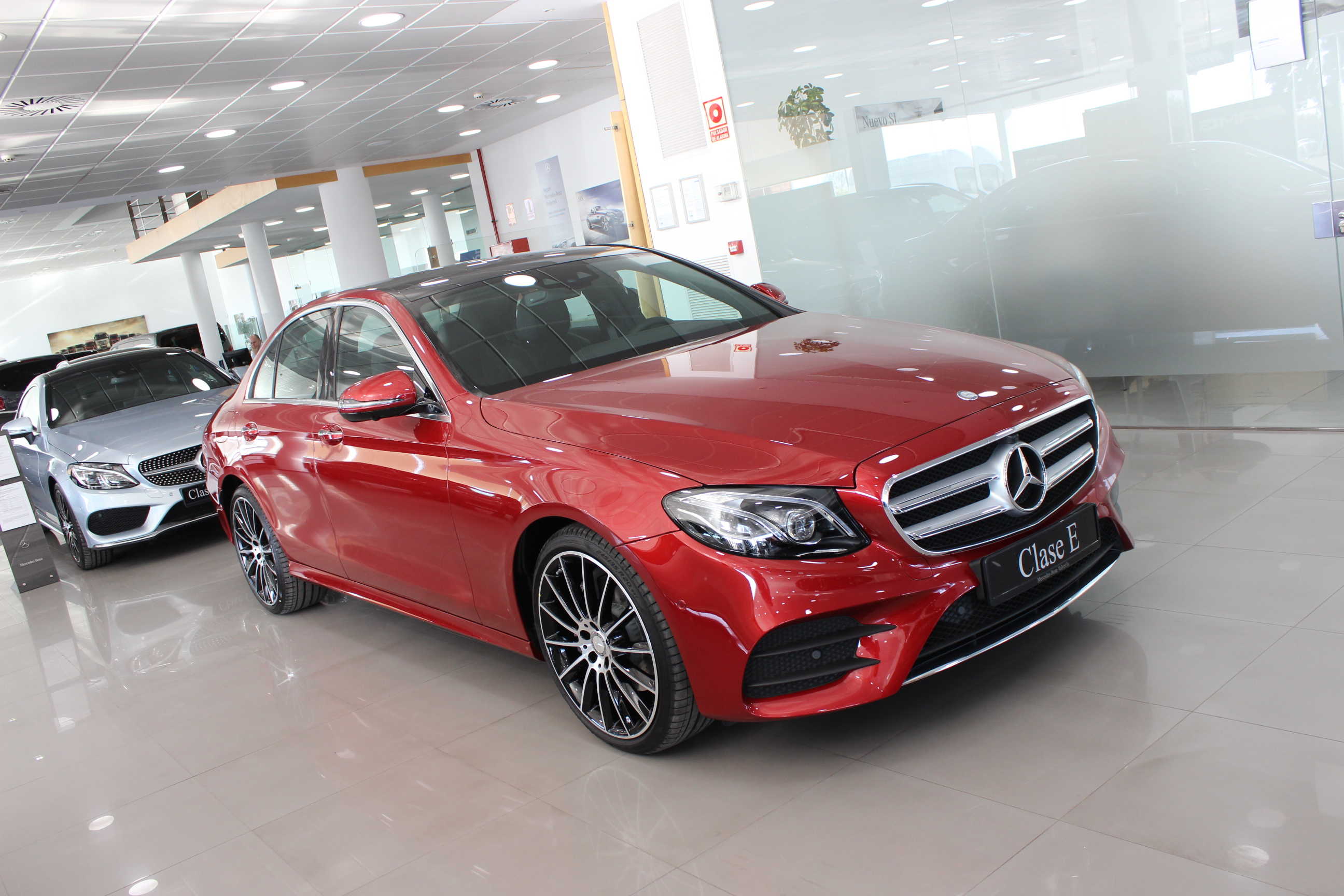 El Nuevo Clase E ya luce en las Instalaciones de Mercedes-Benz Valencia