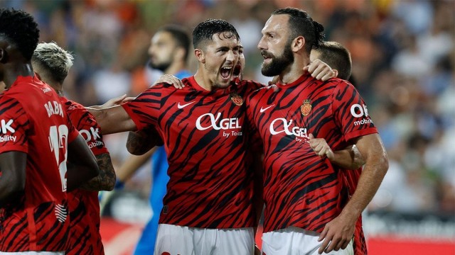El Mallorca llega a Mestalla sin pólvora, Muriqi y Larin se quedan en la isla