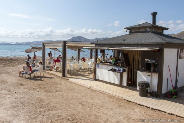 Propuestos para adjudicar cerca del 60% de los chiringuitos de playa pero la mayoría de los ubicados en el Mar Menor siguen en el aire