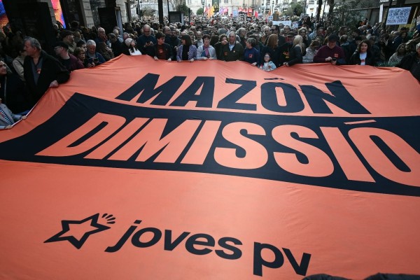 La pancarta viajera de las juventudes de Compromís que exige la dimisión de Mazón