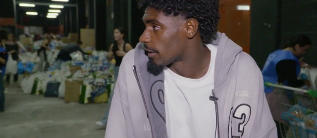 Los valencianistas Thierry, Jesús Vázquez y Caufriez colaboran en la recogida de alimentos
