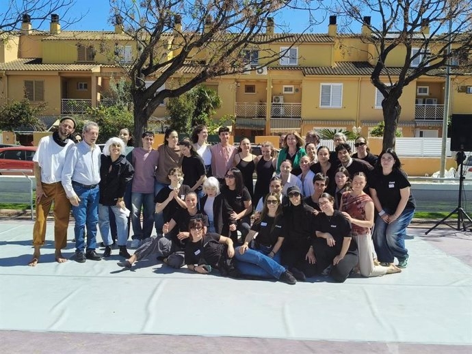 'Dansa fa costat' lleva la danza contemporánea, española y clásica a las calles de Paiporta
