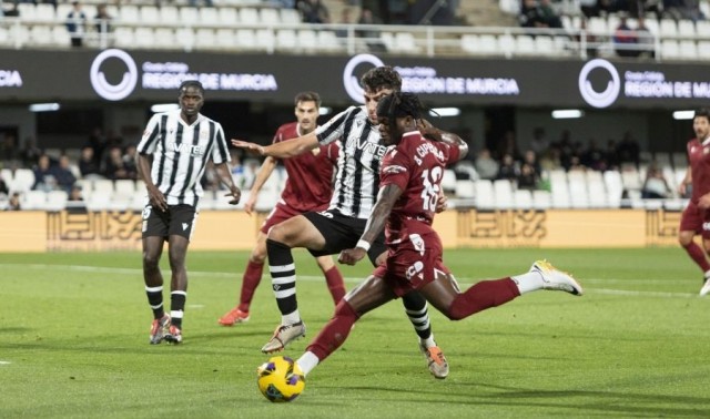 El Castellón regala dos goles en la primera parte y no pasa del empate ante el colista 
