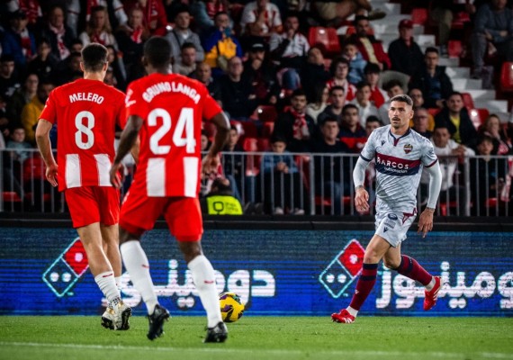 El Levante cae en Almería y aprieta el ascenso directo