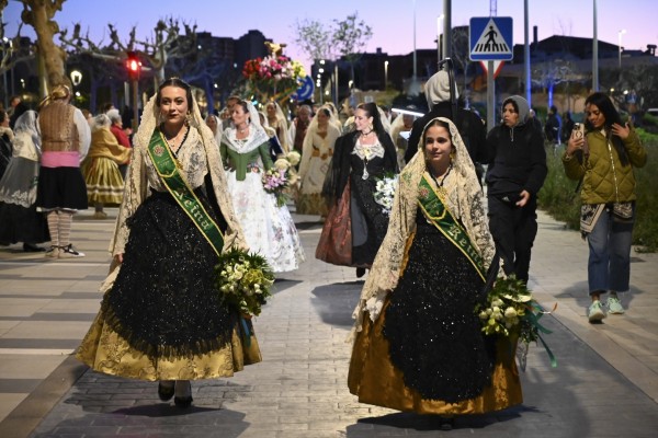 Más de 3.000 castellonenses participan en la Ofrenda a la Mare de Déu del Lledó