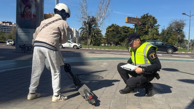 La Policía Local impone más de mil sanciones en los 300 controles de bicicletas y patinetes
