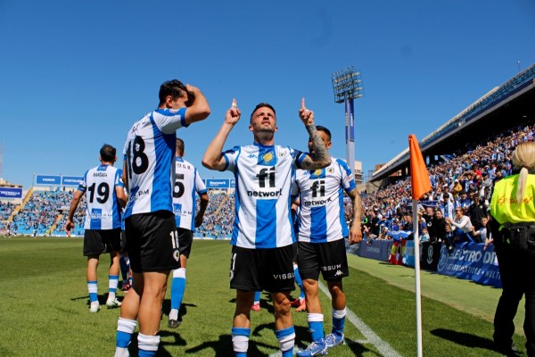 Triunfo con remontada incluida para homenajear a 'Deli' y soñar con el ascenso