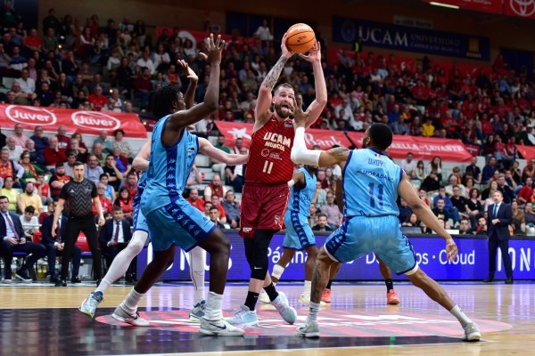 Radovic logra su tope anotador con el UCAM CB y Ennis llega a 200 partidos en la ACB