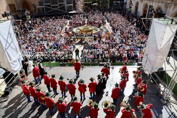 Las bandas internacionales llenan de música la Plaza Mayor en su concierto final de la Magdalena 2025