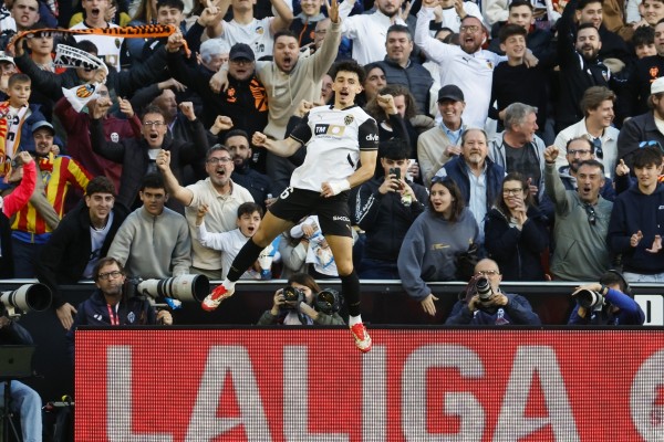 Un gol de Diego López aleja al Valencia CF del descenso