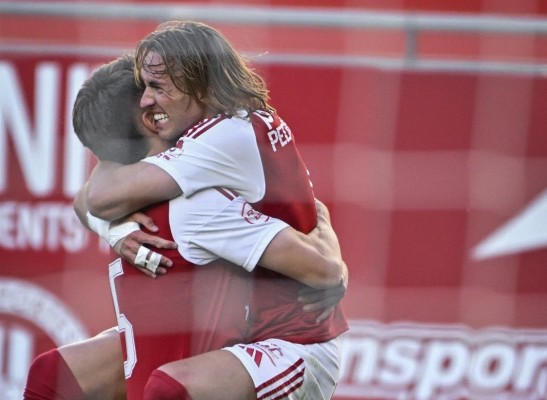 El Murcia gana con autoridad, se coloca segundo y depende de sí mismo para lograr el ascenso directo