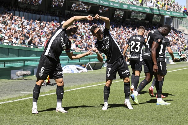 El Elche pasa a liderar la tabla y el Eldense tiene la permanencia a un punto