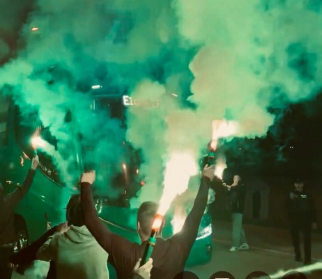 Cerca de 400 aficionados del Elche reciben al autobús del equipo a su llegada a la ciudad