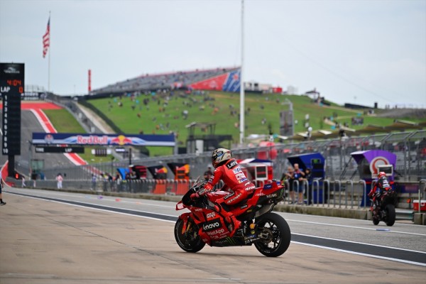 Un error de Marc Márquez da la vuelta al campeonato