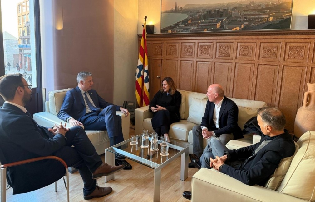 La alcaldesa de València, María José Catalá, con el alcalde de Badalona, Xavier García Albiol, este lunes. - Foto: AYUNTAMIENTO DE VALÈNCIA