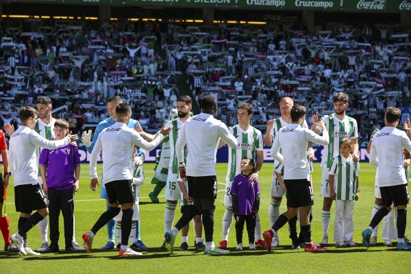 El colista y tres rivales de la zona media de la tabla esperan al Elche en abril