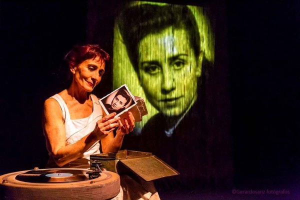 El teatro familiar se hace un hueco en el Paraninfo de la UA con el espectáculo 'Hilos'