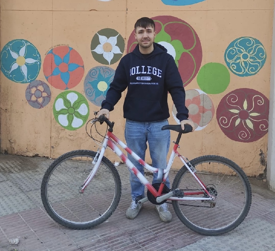 Una persona afectada por la Dana con su bicicleta donada por Soterranya - Foto: SOTERRANYA Una persona afectada por la Dana con su bicicleta donada por Soterranya