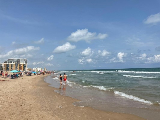 València reabre las playas del sur tras recoger 40.000 toneladas de residuos por la Dana