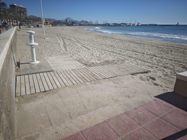 De camas balinesas a pulseras para niños perdidos: los servicios en las playas de El Campello