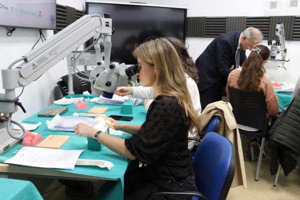 El Hospital Doctor Balmis e ISABIAL reúnen a residentes de oftalmología en una formación específica en técnicas de sutura 
