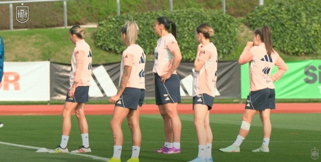 España se ejercita sin Irene Paredes en el césped antes de su doble cita contra Portugal