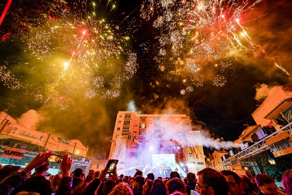 El pub La Farola celebra su 25 aniversario en Benissa con una macrofiesta, 5.000 asistentes y ‘buena vibra’ intergeneracional