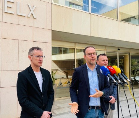 El PSOE de Elche presiona con el Edificant y denuncia el abandono de obras educativas y recortes en la EOI