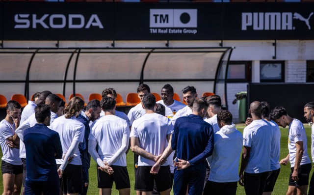 El Valencia prepara sus alternativas en el once para el Bernabéu