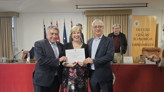 El Instituto de Economía Social y Cooperativa de la UV recibe el premio a la Investigación y Docencia