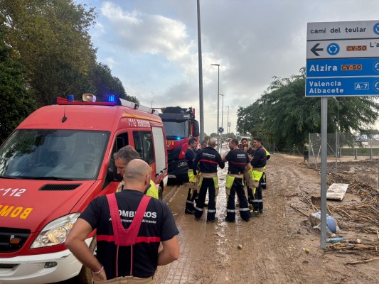 Alicante se suma al operativo de rescate de la Dana con el envío de bomberos y policías