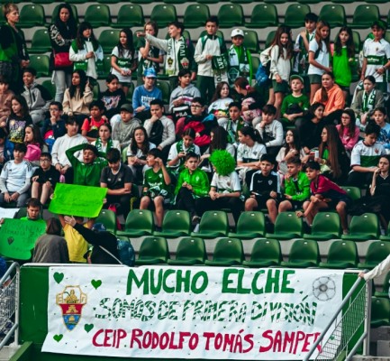 Más de dos mil escolares asisten al entrenamiento a puertas abiertas del Elche